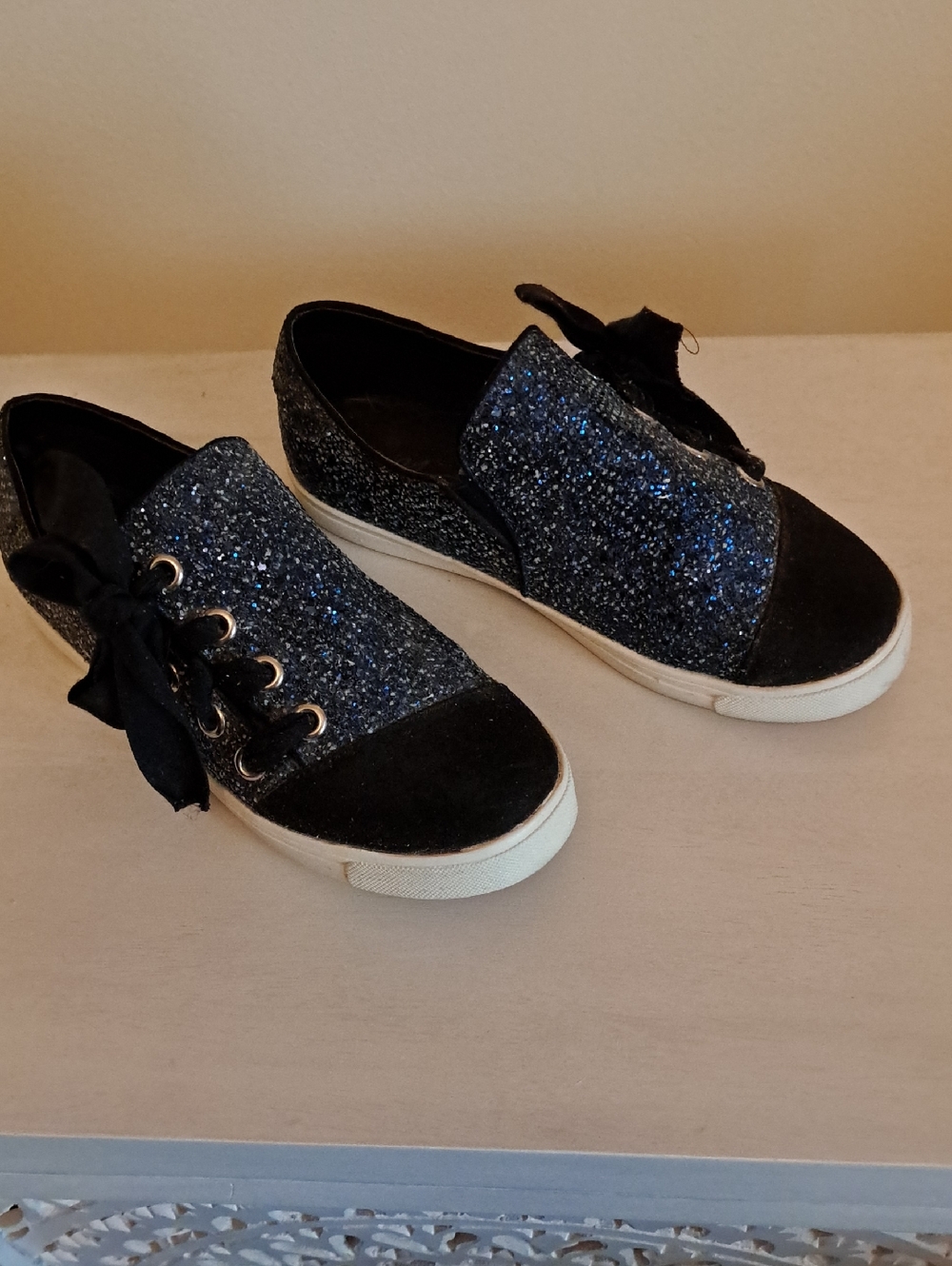 Monroe & Main Black and Blue Glitter Slip-On Sneakers